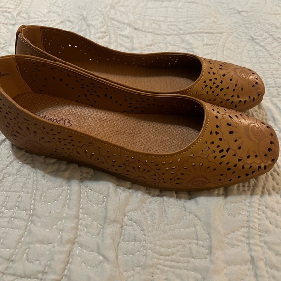 Size 8 women’s baretraps flats - Picture 1 of 4